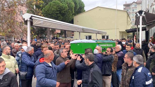Babasını uyuduğu sırada göğsünden bıçaklayıp öldüren 17 yaşındaki kız serbest bırakıldı