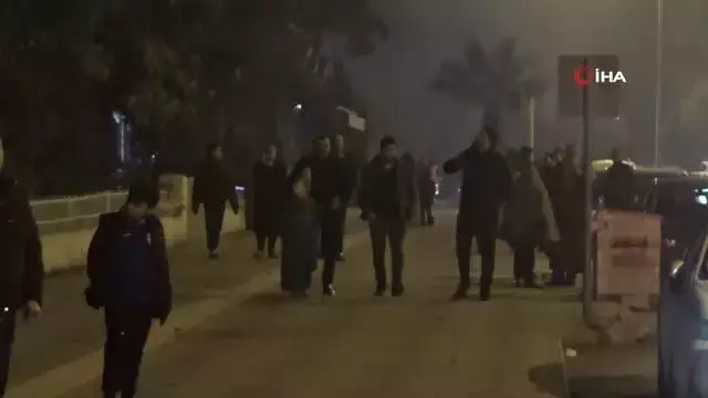 Hatay Kırıkhan'da vatandaşlar deprem korkusuyla geceyi sokakta geçirdi