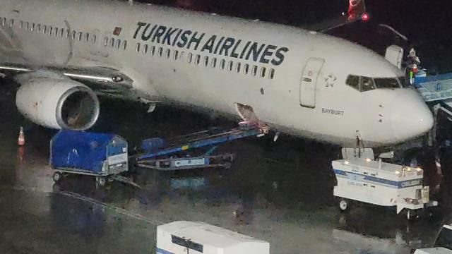 Trabzon'da yolculara havada yanan uçak fotoğrafı atan şahıs gözaltına alındı, uçakta bomba araması yapıldı