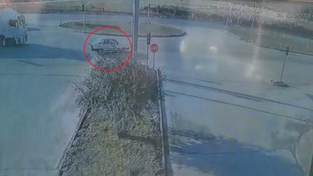 Hafriyat kamyonu otomobili hurdaya çevirdi: 2 kişinin yaralandığı kaza anı kamerada