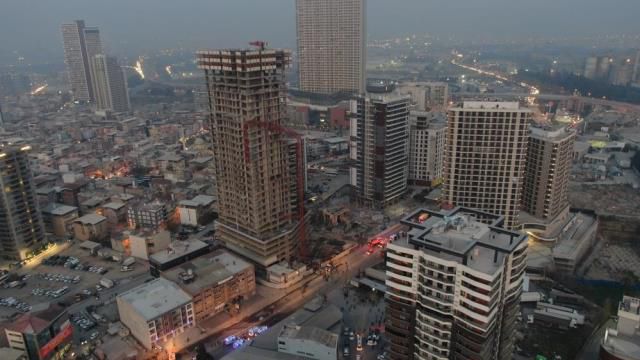 Son Dakika: İzmir Bornova'da inşaat vinci devrildi: 5 ölü, 2 yaralı