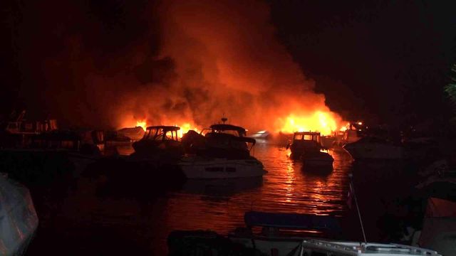 Caddebostan yat limanında tekneler alev alev yandı