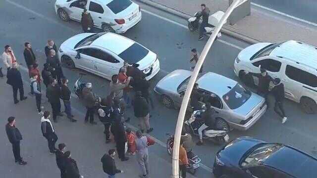 Yol verme kavgası trafiği meydan savaşına çevirdi! Tekme ve yumruklar havada uçuştu
