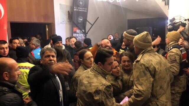 Son Dakika: Kars'ın Sarıkamış ilçesinde bir otelin tavanı çöktü: Yaralılar var
