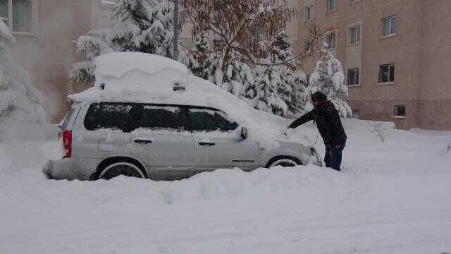 Kar kalınlığının 45 santimetreye ulaştığı Van'da hayat durma noktasına geldi! Yollar kapandı, uçaklar rötar yaptı