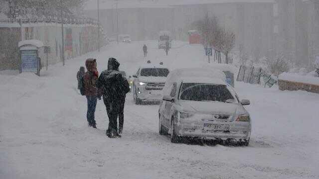 Kar kalınlığının 45 santimetreye ulaştığı Van'da hayat durma noktasına geldi! Yollar kapandı, uçaklar rötar yaptı