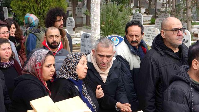 Ünlü müzisyen Hakan Yelbiz, memleketi Mersin'de toprağa verildi