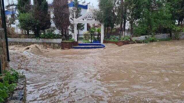 BODRUM'DA SAĞANAK YAŞAMI OLUMSUZ ETKİLEDİ