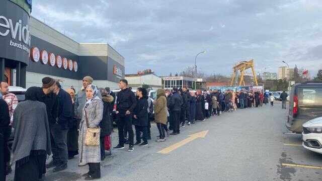 Market açılışında 'indirim' izdihamı