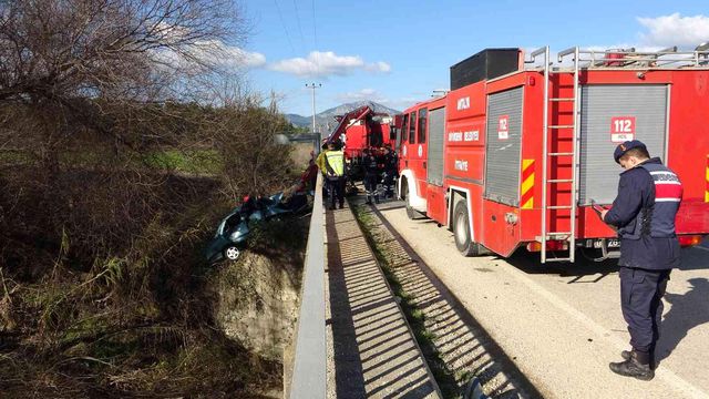 Köprü demirine çarpan otomobilde can pazarı! Sürücü kurtarıldı, babası ise hayatını kaybetti