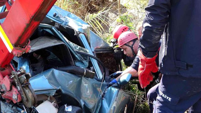 Köprü demirine çarpan otomobilde can pazarı! Sürücü kurtarıldı, babası ise hayatını kaybetti