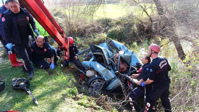 Köprü demirine çarpan otomobilde can pazarı! Sürücü kurtarıldı, babası ise hayatını kaybetti