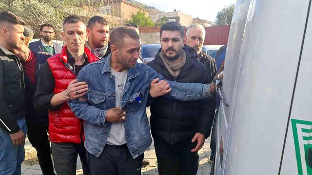 Eşi ve çocuklarına son kez dokunan acılı baba yürekleri dağladı