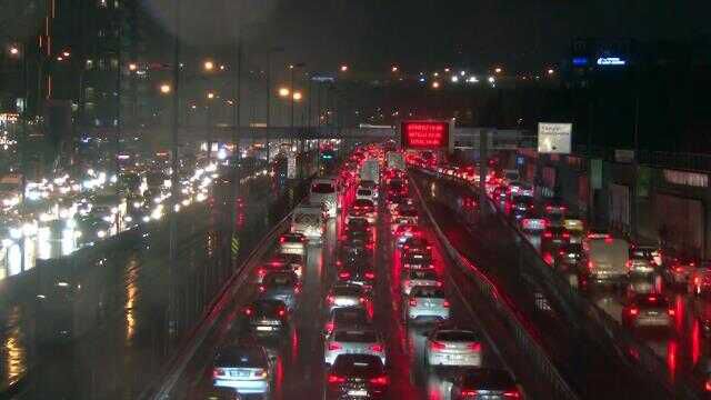 Ara tatile sağanak da eklenince İstanbul'da hayat durdu! Yoğunluk yüzde 100'e yakın