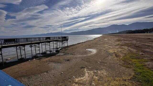 Kuraklığın en acı görüntüsü! Göl 400 metre çekildi, iskele karada kaldı