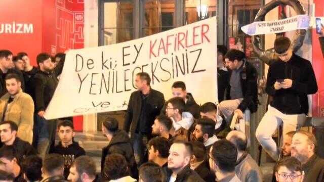 İstanbul'daki İsveç Konsolosluğu önünde protesto! Pano kırılınca gerginlik yaşandı