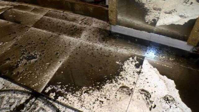 Kiracısını çıkarabilmek için tavanı delip aşağı sarımsaklı su döktü