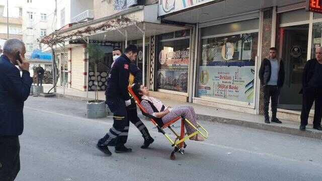 EŞİNİN BOĞAZINI KESTİKTEN SONRA SAĞLIKÇILARI EVE ALIP, KAPIYI KİLİTLEMİŞ