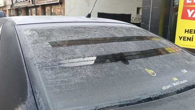 Bolu'da termometreler eksi 12'yi gördü! Donan muslukları pürmüzle açmaya çalıştılar