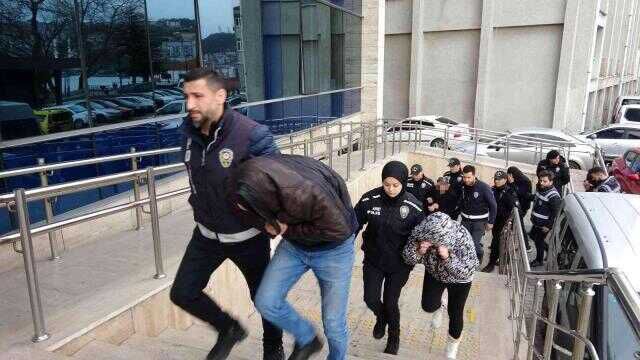 Fuhuş operasyonunda yakalanan şüpheli bastonuyla adliyeye zor yürüdü