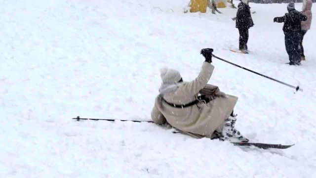 Uludağ'da özlenen manzara! İki gündür aralıksız yağıyor, kar kalınlığı 35 santimetreye ulaştı