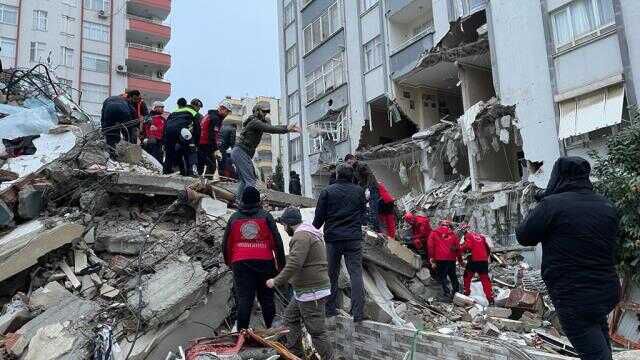 Türkiye güne acı uyandı! İşte 7,4 şiddetindeki depremin vurduğu 11 ilimizden yürek yakan kareler