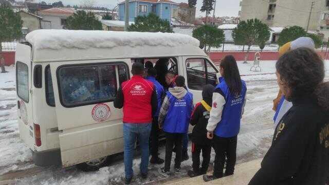 Balıkesir vali yardımcısı İrfan Demiröz'ün yönettiği yardımlar depremzedelere gönderiliyor