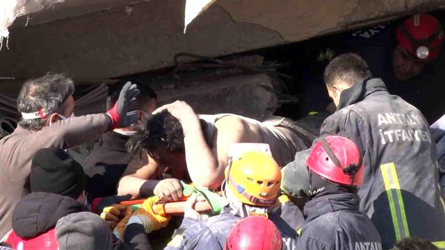 Hatay'da enkazın altındaki baba 53 saat sonra kurtarıldı, 3 çocuğu hayatını kaybetti