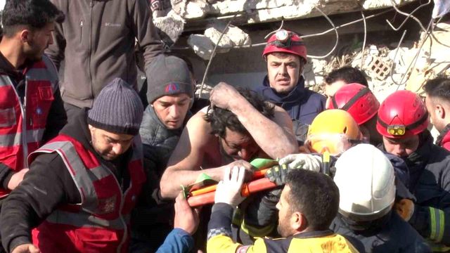 Hatay'da enkazın altındaki baba 53 saat sonra kurtarıldı, 3 çocuğu hayatını kaybetti