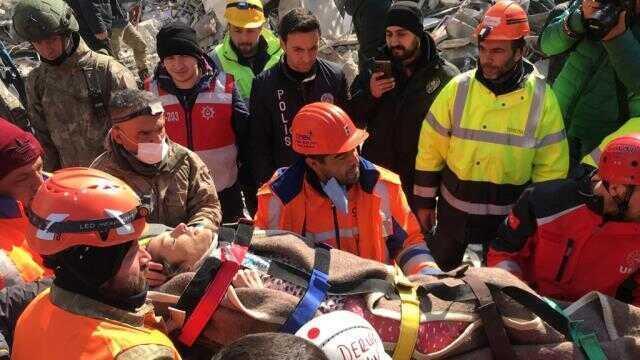 Enkaz altındaki kadın, köpeğinin havlaması sayesinde depremden 103 saat sonra kurtarıldı