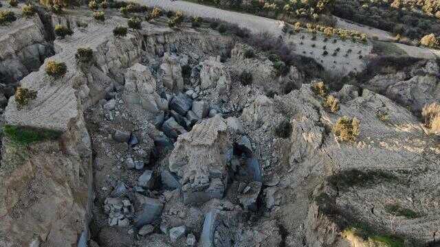 Hatay'da deprem sonrası dehşete düşüren görüntü: Zeytin tarlasında dev yarık oluşty