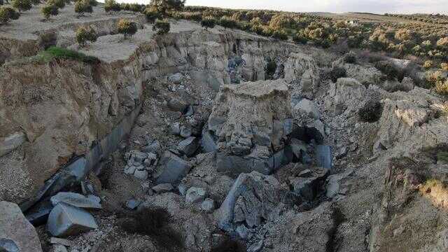 Hatay'da deprem sonrası dehşete düşüren görüntü: Zeytin tarlasında dev yarık oluşty