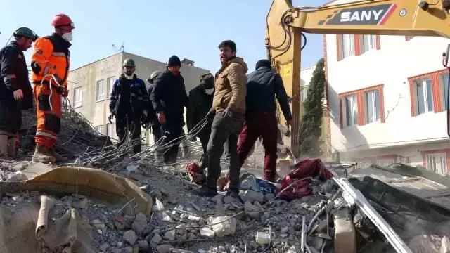 83 saat sonra altından çıktığı enkazlara kurtarma gönüllüsü olarak geri döndü