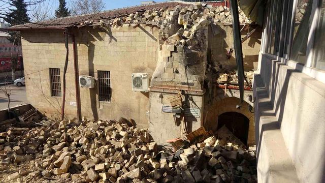 Adıyaman'da yerle bir olan 700 yıllık Ulu Cami görüntülendi