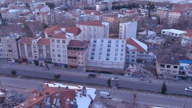 5 KATLI BİNA GERİYE YATTI, CAMLARI BİLE ÇATLAMADI