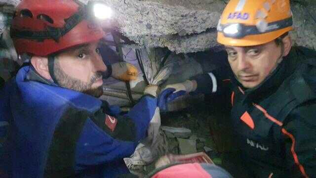 Eşini ve çocuğunu depremde kurtarmak için kendisini siper etmiş