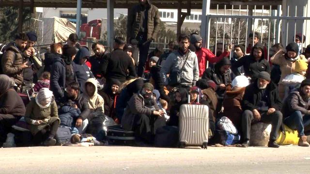 Suriyeliler depremden etkilenen yakınları için memleketlerine gitmeye başladı