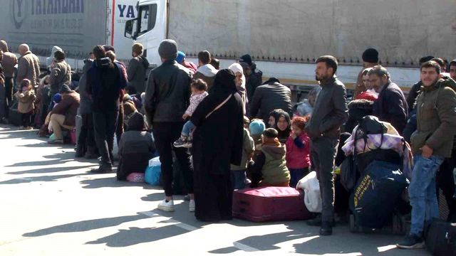 Suriyeliler depremden etkilenen yakınları için memleketlerine gitmeye başladı