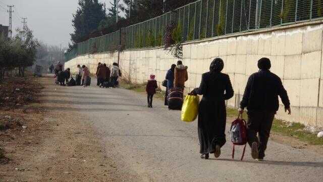 Deprem bölgesinde yaşayan binlerce Suriyeli ülkelerine dönmek için sınır kapılarına akın etti