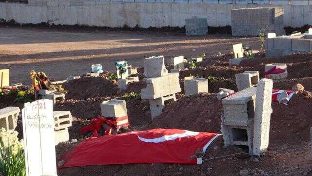 Depremde yakınlarını kaybeden aileler mezarlıklardan ayrılmıyor