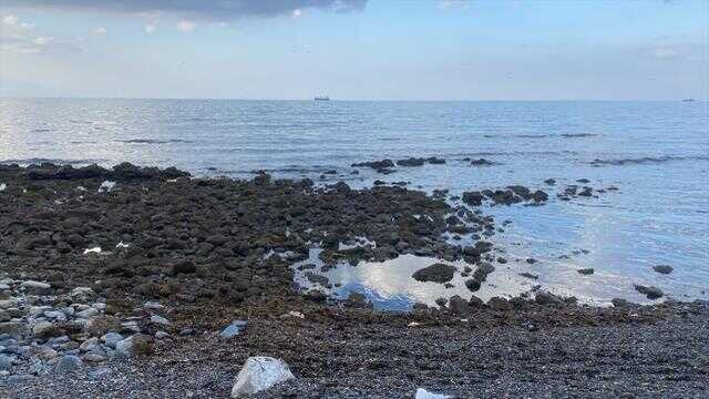 Hatay'da deniz suyu çekildi