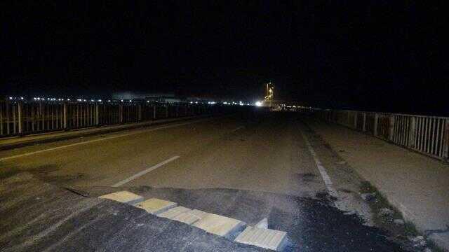 6.4'lük depremin ardından Hatay'ın Defne ilçesinde yol ikiye ayrıldı