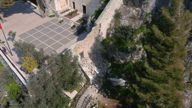 Dünyanın ilk mağara kilisesi olan Saint Pierre Kilisesi'nin istinat duvarı yıkıldı