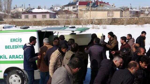 Enkazdan kardeşinin cansız bedenini çıkaran ağabey: Van depreminde kurtulmuştu