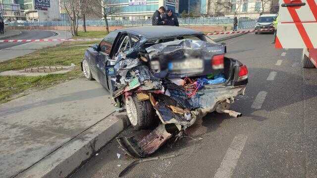 İSTANBUL-BEYLİKDÜZÜ'NDE SERVİS OTOBÜSÜ 9 ARACA ÇARPTI: 8 YARALI-1