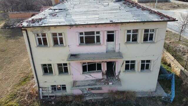 Burası deprem bölgesi değil! 11 yıl önce ortaya çıkan topraktaki yüzey kırıkları, iki mahalleyi yutmak üzere