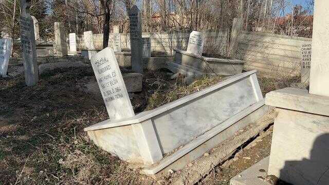 Burası deprem bölgesi değil! 11 yıl önce ortaya çıkan topraktaki yüzey kırıkları, iki mahalleyi yutmak üzere