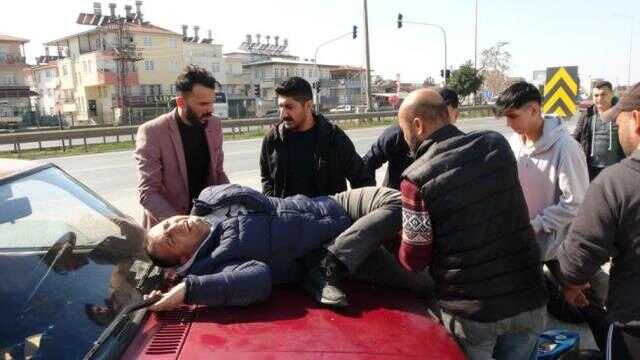 Otomobille motosiklet çarpıştı, sürücüsünün bacağı dizinden ters döndü