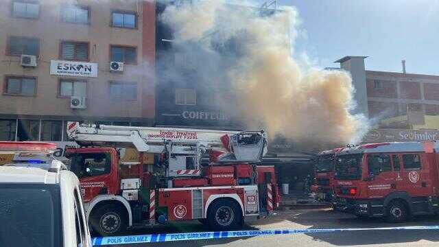İzmir'de kozmetik mağazasının deposunda yangın: 2 ölü (2)