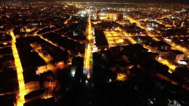 DEPREMİN YAŞANDIĞI MALATYA'YI, SOKAK IŞIKLARI AYDINLATTI